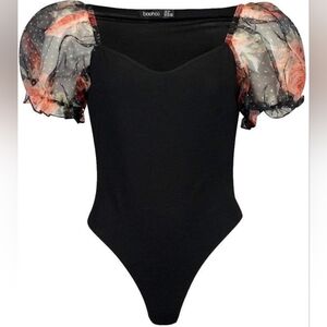 Boohoo black sweetheart neck bodysuit with floral puff sleeves Size 4